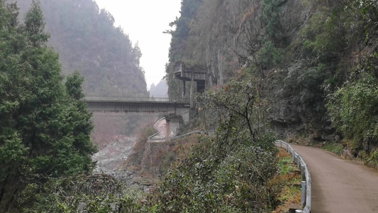 大山深处的山村公路视频