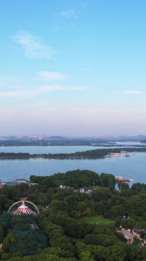 航拍湖北5A级武汉东湖景区蓝天白云天空湖景绿道自然风光素材湖北5A级景区69秒视频