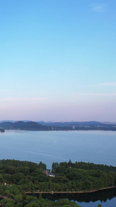 航拍湖北5A级武汉东湖景区蓝天白云天空湖景绿道自然风光素材东湖素材视频