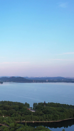 航拍湖北5A级武汉东湖景区蓝天白云天空湖景绿道自然风光素材东湖素材69秒视频