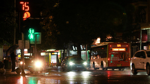 夜景雨水城市车流40秒视频