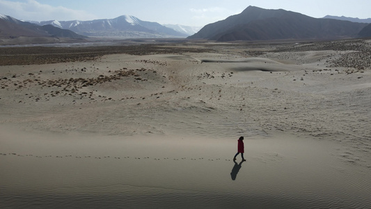 青海格尔木七彩沙海自然风光4k航拍一个孤独的人影视频