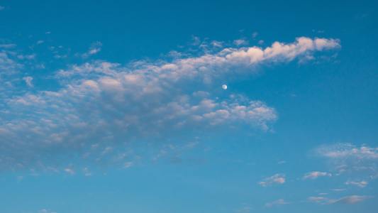 4k延时云彩中的月亮视频