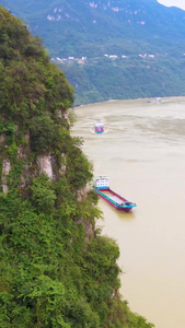 航拍长江三峡西陵峡轮船驶过三峡人家视频