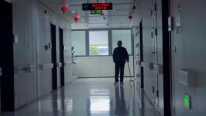 4K实拍医院走廊老人拄着拐杖缓慢行走13秒视频