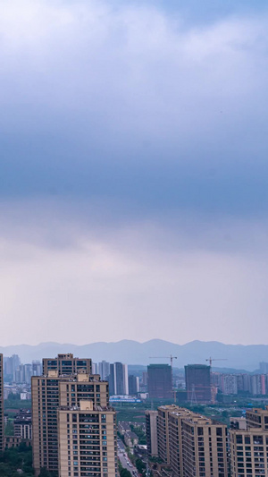 城市风雨突变下雨延时城市阴天10秒视频