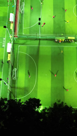 航拍城市夜晚灯光足球场熙熙攘攘的人群运动健身足球比赛素材灯光球场素材55秒视频