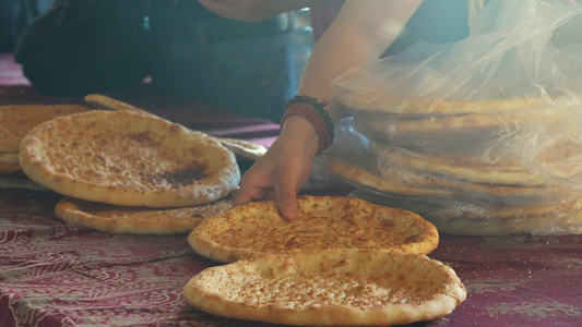 新疆街头选购特色美食小吃馕饼的游客4k素材视频