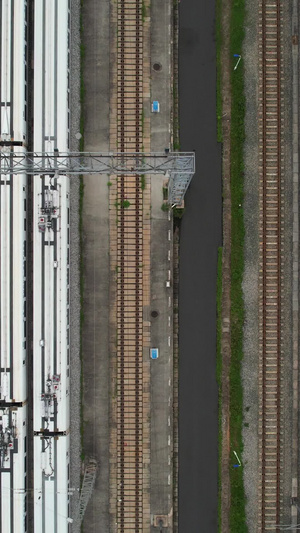 航拍城市铁路轨道交通高铁车站停靠站台的高速列车素材城市素材56秒视频