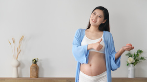 年轻孕妈往肚子上涂抹乳液15秒视频
