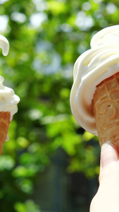 冰淇淋甜筒阳光下的冰淇淋融化的冰淇淋视频