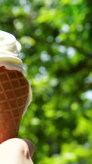 冰淇淋甜筒阳光下的冰淇淋融化的冰淇淋13秒视频