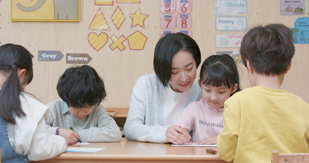 8k年轻女幼师教小朋友学习拼音mp4格式视频下载 正版视频编号1514 摄图网