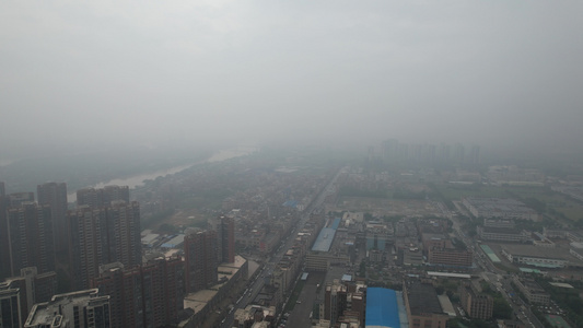 雨季雾霾天气中的城市视频