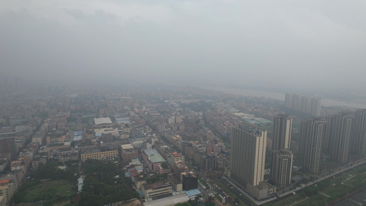 雨季雾霾天气中的城市视频