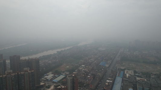 雨季雾霾天气中的城市视频