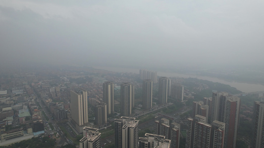 雨季雾霾天气中的城市视频