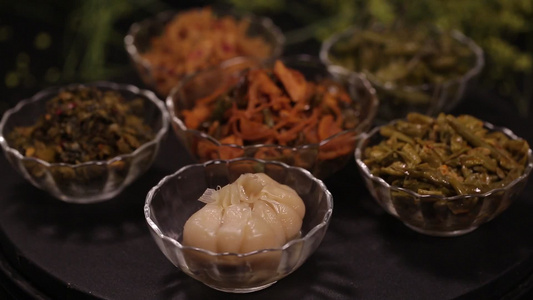玻璃碗装各种榨菜咸菜视频
