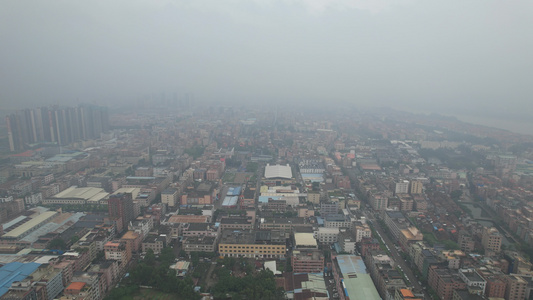 雨季雾霾天气中的城市视频