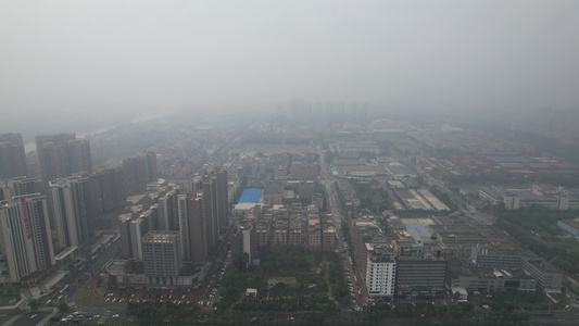 雨季雾霾天气中的城市视频