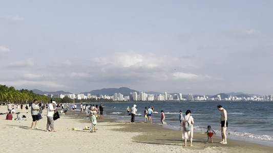 三亚海边过来旅游的人群 一起玩耍 赶海 视频