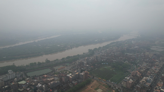 雨季雾霾天气中的城市视频