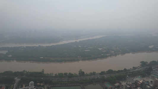 雨季雾霾天气中的城市视频