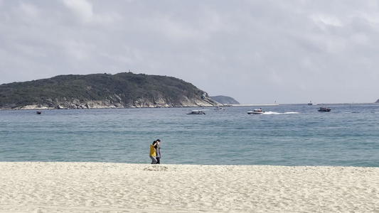 三亚海边行走的情侣 海边玩耍视频