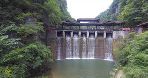 4K航拍风雨桥瀑布25秒视频