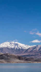 5A新疆帕米尔高原旅游景区白沙湖与昆仑山脉延时视频高原湖泊视频