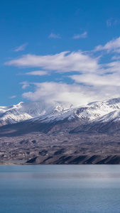 5A新疆帕米尔高原旅游景区白沙湖与昆仑山脉延时视频自驾旅游视频