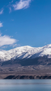 5A新疆帕米尔高原旅游景区白沙湖与昆仑山脉延时视频旅游目的地视频