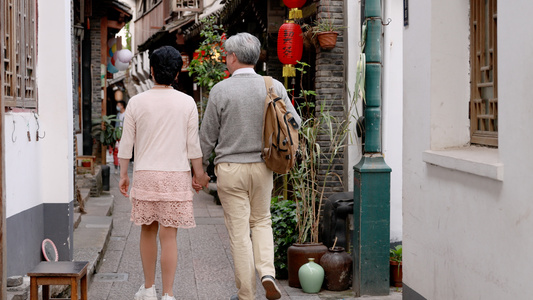 老年夫妇在景区古巷中散步游玩视频