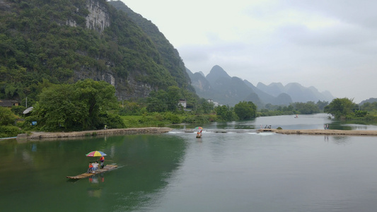 喀斯特地貌群山环绕中竹筏漂流视频