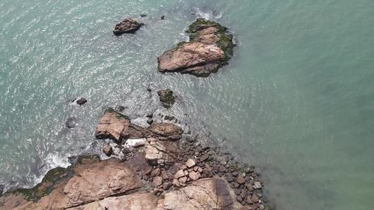 航拍大海海浪礁石视频