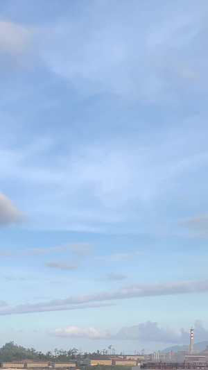 蓝天白云下的工厂天际线13秒视频