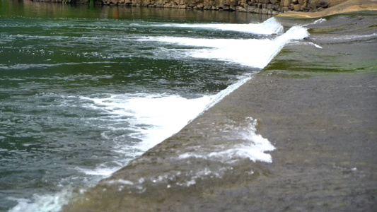 河流中水坝水流风光视频