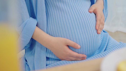 孕妇轻揉肚子的特写视频