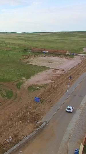 航拍草原上的公路未建成的公路27秒视频