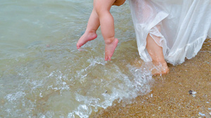 夏季沙滩女性小孩玩水14秒视频