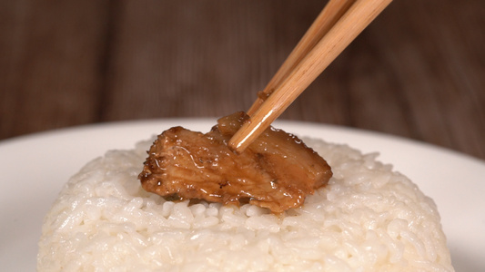 梅菜扣肉放在米饭上多角度慢动作升格高清视频视频