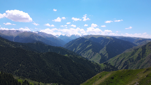 航拍新疆蓝天白云天山山脉旅游景点自然风光4k素材[乌孙山]视频