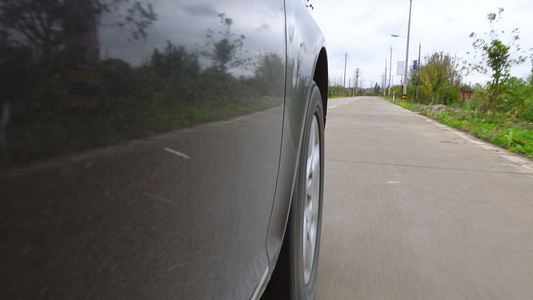 第一视角城市道路上行驶的汽车4k素材视频