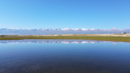 航拍新疆旅游景点赛里木湖水面倒影自然风光4k素材视频