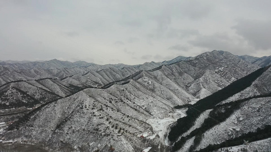 航拍雪后群山下雪后的大山视频