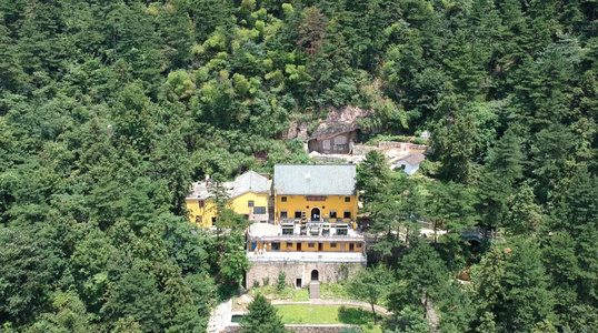 航拍树大山森林寺庙视频