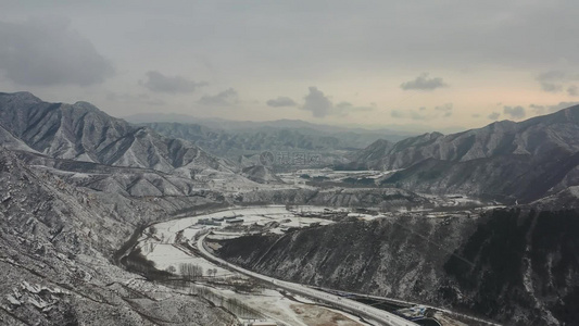 航拍雪后群山下雪后的大山视频