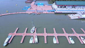 航拍城市游艇码头娱乐运动健身的人群4k素材70秒视频