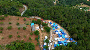 大理漾濞抗震救灾车队行驶在高山之巅森林帐篷蜿蜒道路之间179秒视频