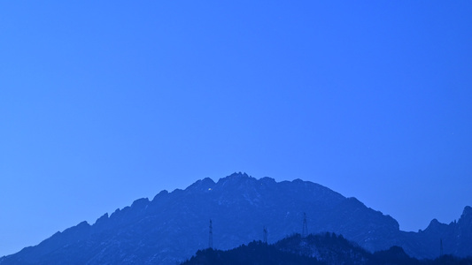 网红景区老君山夜晚大山星空延时视频